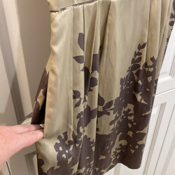 Banana Republic dress with pockets. Zip up back. Used but in very good condition - Picture 4 of 5